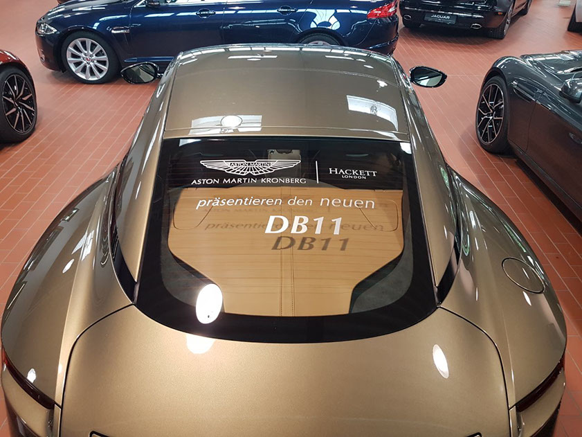 Beschriftung der Heckscheibe eines Aston Martin zur Einführung des DB11