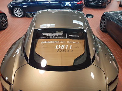 Beschriftung der Heckscheibe eines Aston Martin zur Einführung des DB11