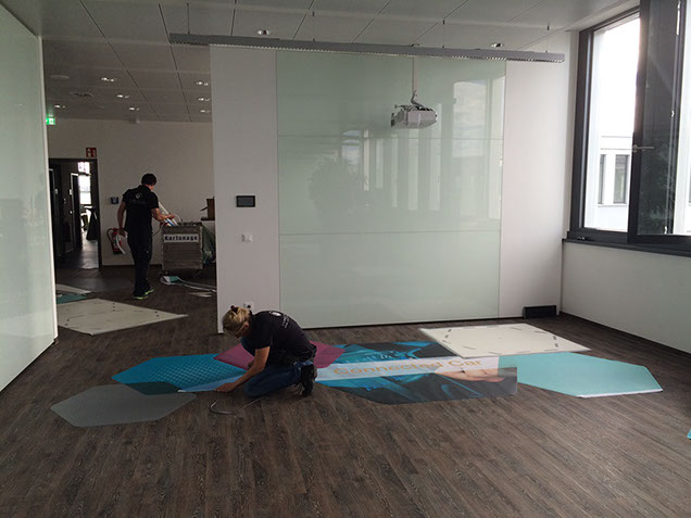 Floor Graphics, Bodenfolie, begehbare Bodenwerbung, Bodenwerbung, Werbeboden, Teppichboden mit Druck
