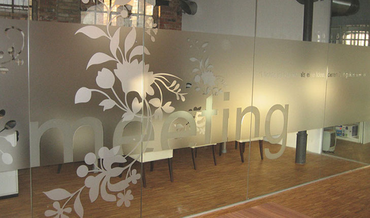 Glasdekorfolie, bedruckte Milchglasfolie, Sichtschutzfolie, Intarsienarbeit, Gegenlaufschutz