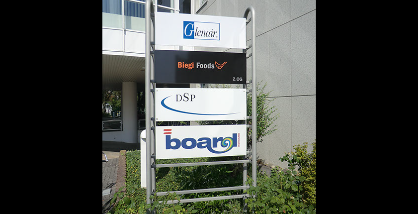 Wegweisertafel, Firmenschild, Firmentafel, bedruckte Firmenschilder, Wegweisersystem, Pylon