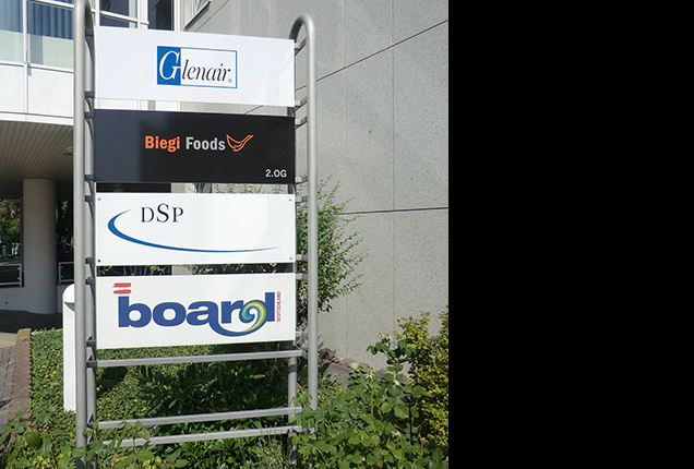 Wegweisertafel, Firmenschild, Firmentafel, bedruckte Firmenschilder, Wegweisersystem, Pylon