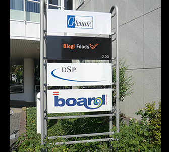 Wegweisertafel, Firmenschild, Firmentafel, bedruckte Firmenschilder, Wegweisersystem, Pylon