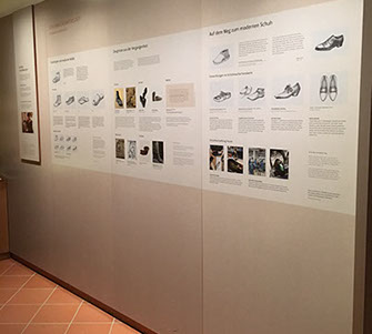 Holzwand bedruckt im Museum