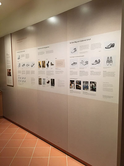 Holzwand bedruckt im Museum