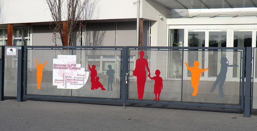 Wegweiser, Gebäudeschilder, Parkplatzschilder, Torbeschriftung, Leitsystem Beschilderung, Leitsystem, Orientierungssystem