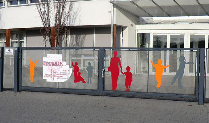 Wegweiser, Gebäudeschilder, Parkplatzschilder, Torbeschriftung, Leitsystem Beschilderung, Leitsystem, Orientierungssystem