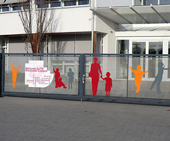 Wegweiser, Gebäudeschilder, Parkplatzschilder, Torbeschriftung, Leitsystem Beschilderung, Leitsystem, Orientierungssystem