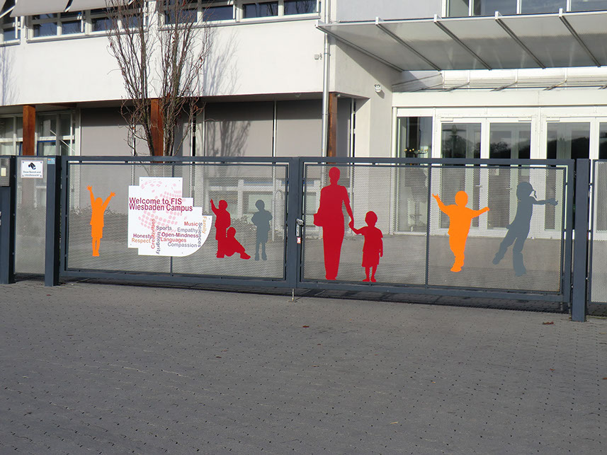 Wegweiser, Gebäudeschilder, Parkplatzschilder, Torbeschriftung, Leitsystem Beschilderung, Leitsystem, Orientierungssystem